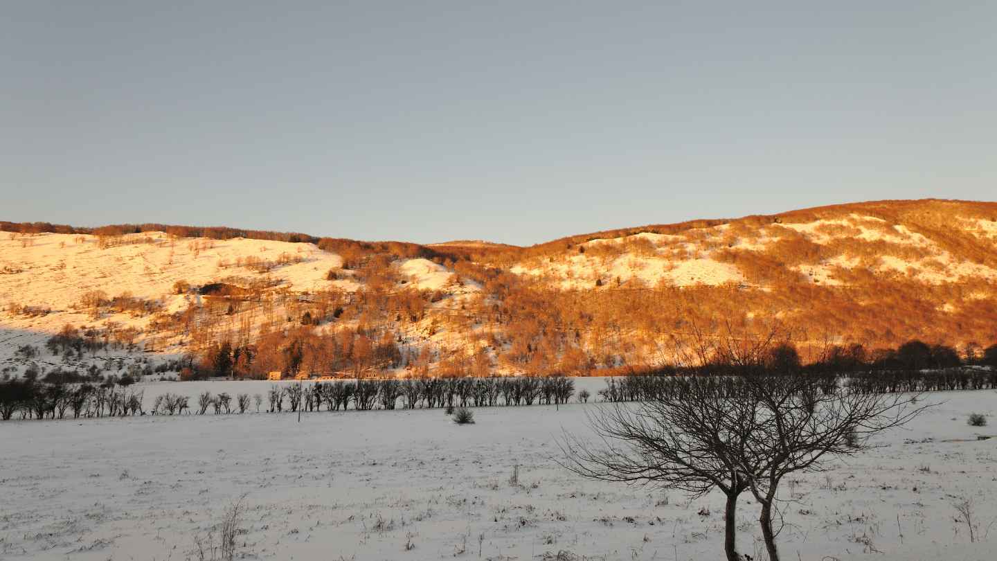 Campitello Matese dopo una nevicata: il pianoro e le cime del Matese in una giornata d’inverno.